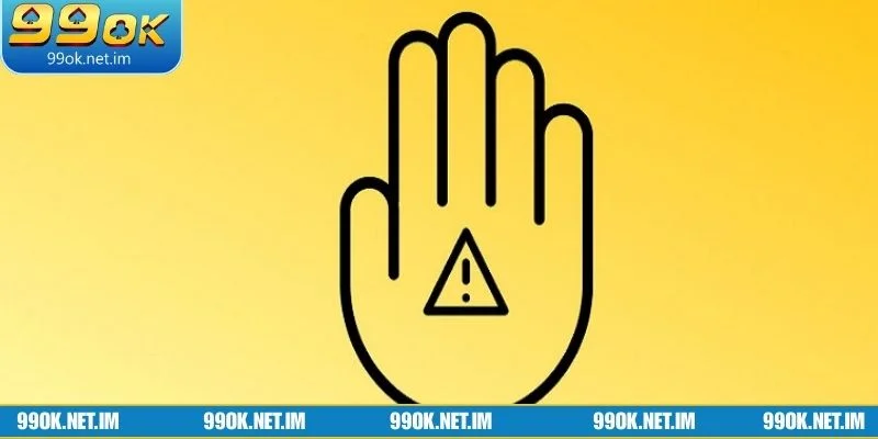 Người chơi kiểm tra thông báo cập nhật từ thương hiệu để nắm bắt thay đổi